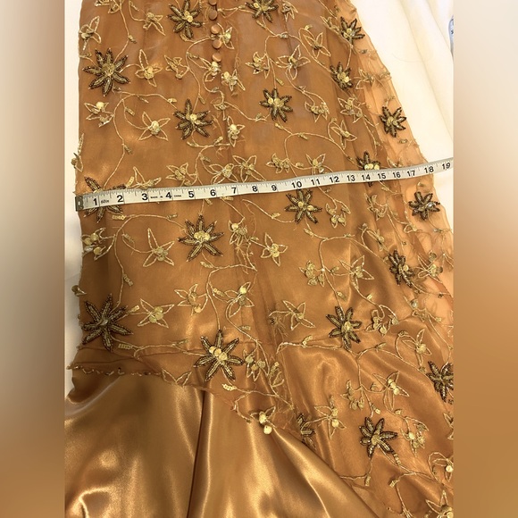 Formal dress 100% silk and handmade embroidery. - Picture 16 of 16